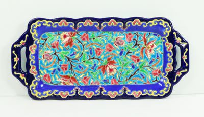 une image représentant un plateau bleu orné d'un motif floral