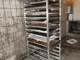 une photo d'une cuisine où l'on voit plusieurs plateaux remplis de plats