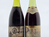 deux bouteilles de vin rouge posées l'une à côté de l'autre sur une table