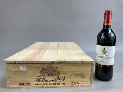 une bouteille de vin posée à côté d'une caisse en bois