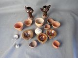 de nombreux types de vases et de bols sur la table