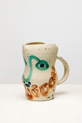 une image représentant une tasse en céramique sur laquelle est peint un serpent