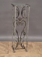 Sellette en métal patiné à décor de volutes et feuillages, l… (photo 2)