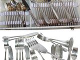 un plateau contenant des couverts et des cuillères en argent