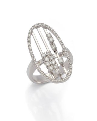 gros plan d'une bague en diamant sur une surface blanche