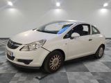 la photo d'une petite voiture blanche dans une pièce