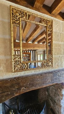 une cheminée surmontée d'un miroir dans une pièce