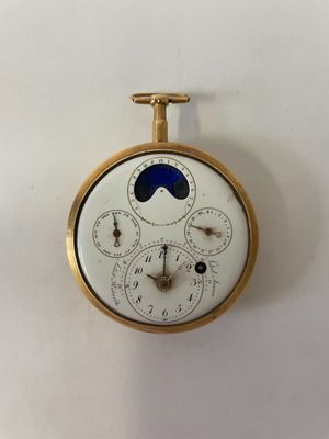 une horloge accrochée au mur sur laquelle figure une lune bleue