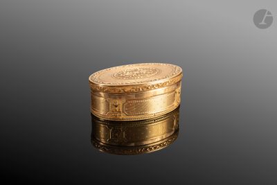 une pièce d'or posée sur une surface noire