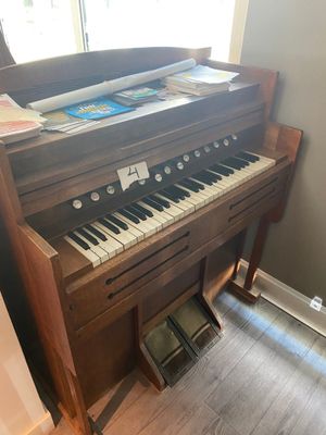 a piano that is sitting in the corner of a room