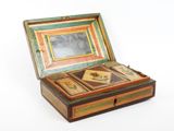 une boîte en bois contenant un miroir, posée sur une surface blanche