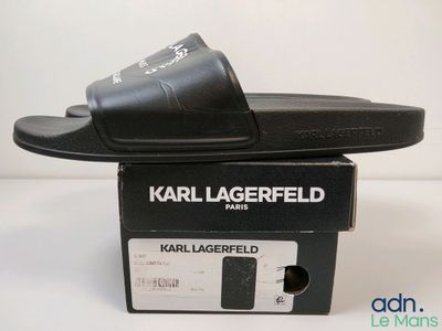 Des mules noires Karl Lagerfeld posées sur une boîte noire