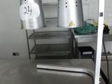une table en métal sur laquelle sont posés deux casseroles, dans une cuisine