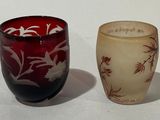 deux vases posés l'un à côté de l'autre sur une table