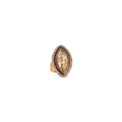 un gros plan d'une bague en or ornée d'une pièce romaine