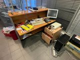 un bureau équipé d'un ordinateur et d'un écran, dans une pièce