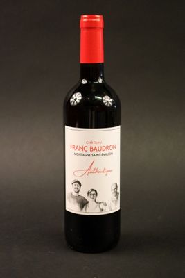 une bouteille de vin posée sur une table
