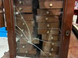 une vitrine comportant plusieurs tiroirs à l'intérieur