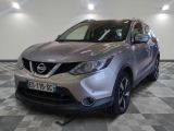 La Nissan QX-V argentée est garée dans le garage.