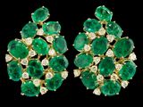 une image d'une paire de boucles d'oreilles en émeraude et diamant