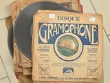 une pile de vieux disques empilés les uns sur les autres