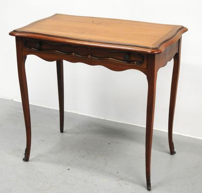 une vieille table en bois surmontée d'un tiroir