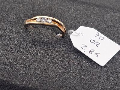 gros plan d'une bague à laquelle est attachée une étiquette de prix