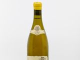 la bouteille de vin est posée sur une surface blanche