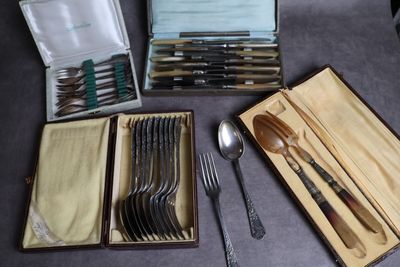 une boîte contenant de nombreux types de cuillères et de fourchettes
