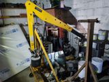 une grue jaune qui se trouve dans un garage