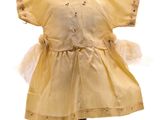 une robe jaune sur une tête de mannequin, sur fond blanc