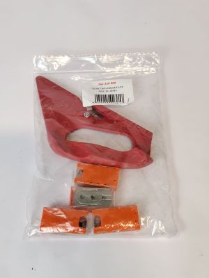 un petit objet rouge dans un sac en plastique posé sur une table