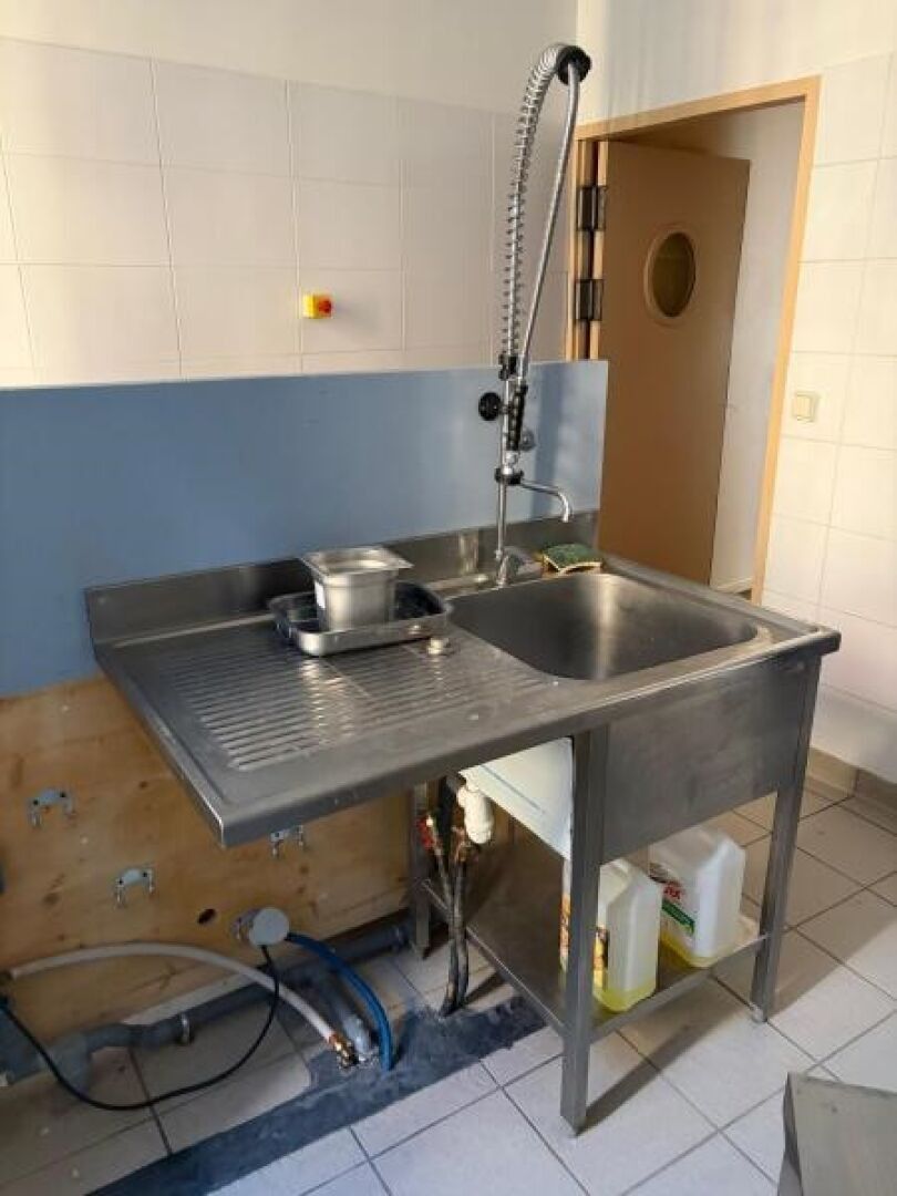 Une plonge inox un bac avec dosseret et mitigeur
