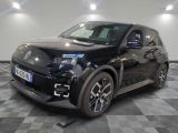 la voiture noire est garée dans le garage sur le sol en damier