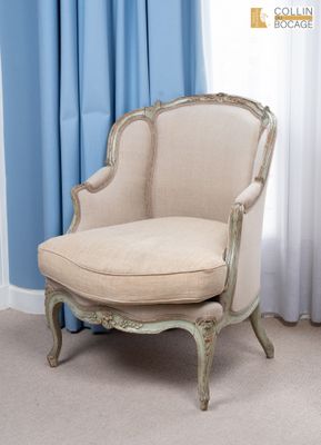 une chaise qui se trouve devant une fenêtre