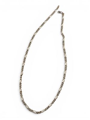 un collier en argent avec une chaîne sur fond blanc