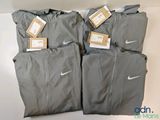 trois paires de survêtements Nike avec leurs étiquettes encore attachées