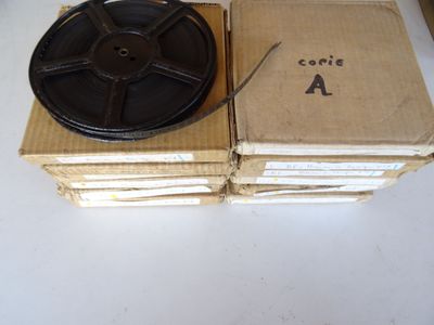 une pile de cartons surmontée d'une bobine