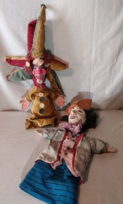 deux clowns allongés par terre