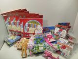 une pile de cartes d'anniversaire et d'autres objets posés sur la table