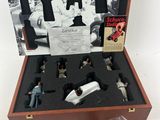 un coffret en bois contenant un ensemble de figurines miniatures