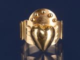 une bague en or avec un cœur au milieu