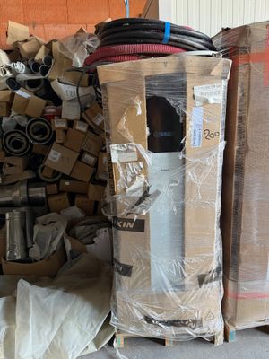 un tas de cartons et d'autres objets par terre