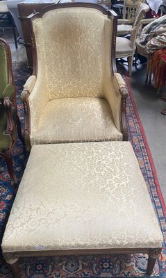 un fauteuil et un pouf au milieu d'une pièce
