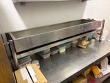 une étagère métallique sur laquelle sont posés tout un tas d'objets