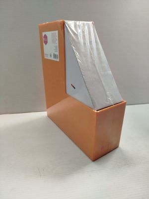 une boîte en carton sur laquelle est posé un bout de papier