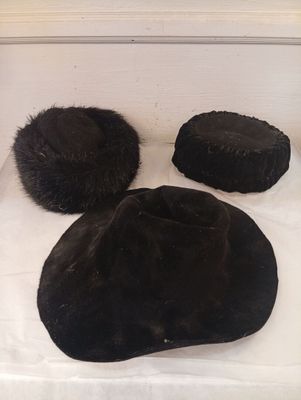 Ensemble de trois chapeaux anciens, un chapeau et deux toque…
