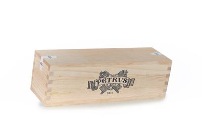 gros plan d'une boîte en bois portant un logo