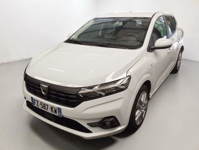 Une voiture blanche est garée dans une pièce blanche au sol blanc.