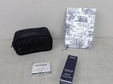 un petit sac noir et un autre petit sac noir à côté